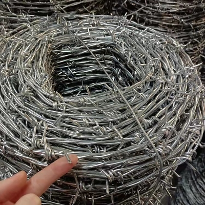 оксидация колючей проволоки проволочной изгороди колючки тюрьмы 2.8mm~1.8mm горячая окунутая гальванизированная анти-